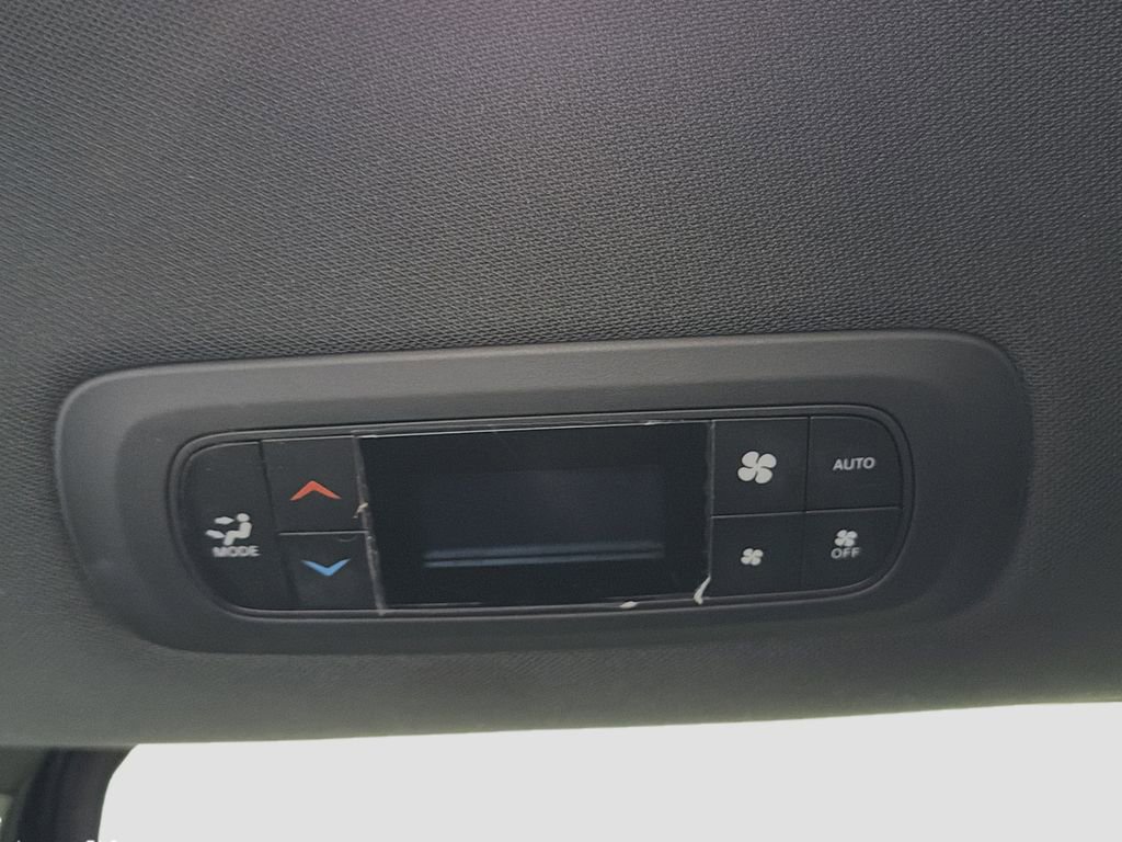Used 2025 Chrysler Pacifica Select image 28