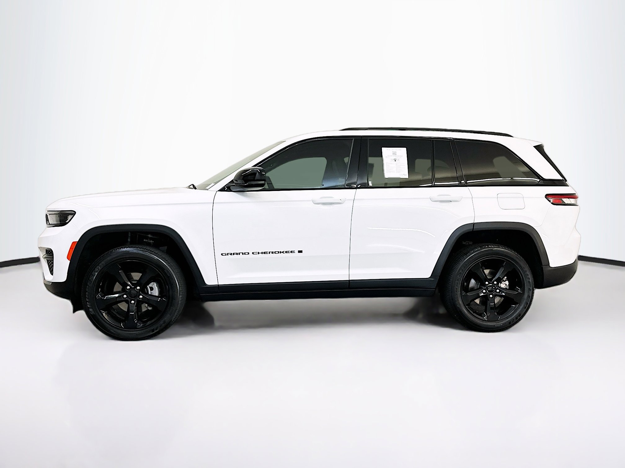 Used 2023 Jeep Grand Cherokee Altitude image 4