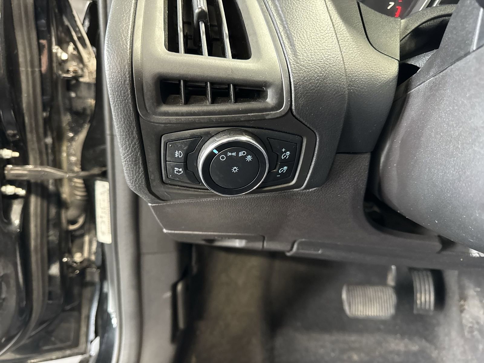 Used 2014 Ford Focus SE w/ Equipment Group 201A FWD image 21