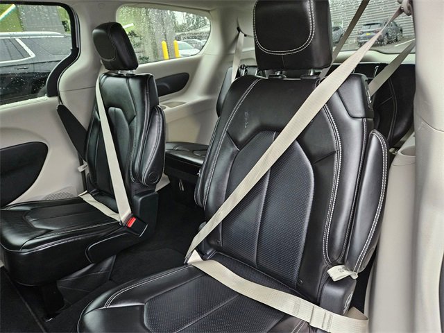 Used 2024 Chrysler Pacifica Touring-L image 14