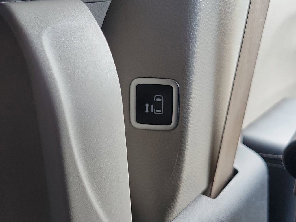 Used 2024 Chrysler Pacifica Touring-L FWD image 14