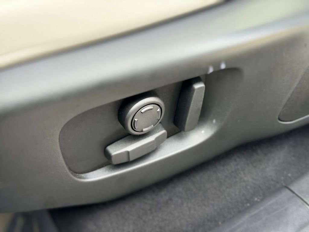 Used 2022 Land Rover Range Rover Velar R-Dynamic S image 17