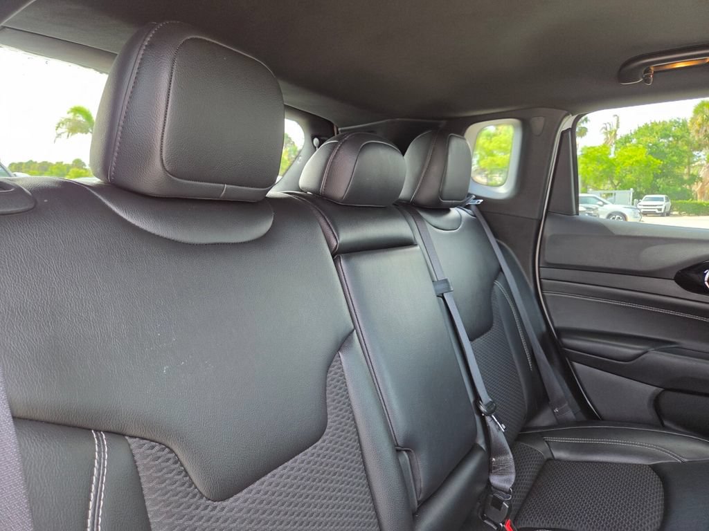 Used 2023 Jeep Compass Latitude w/ Convenience Group AWD/4WD image 19