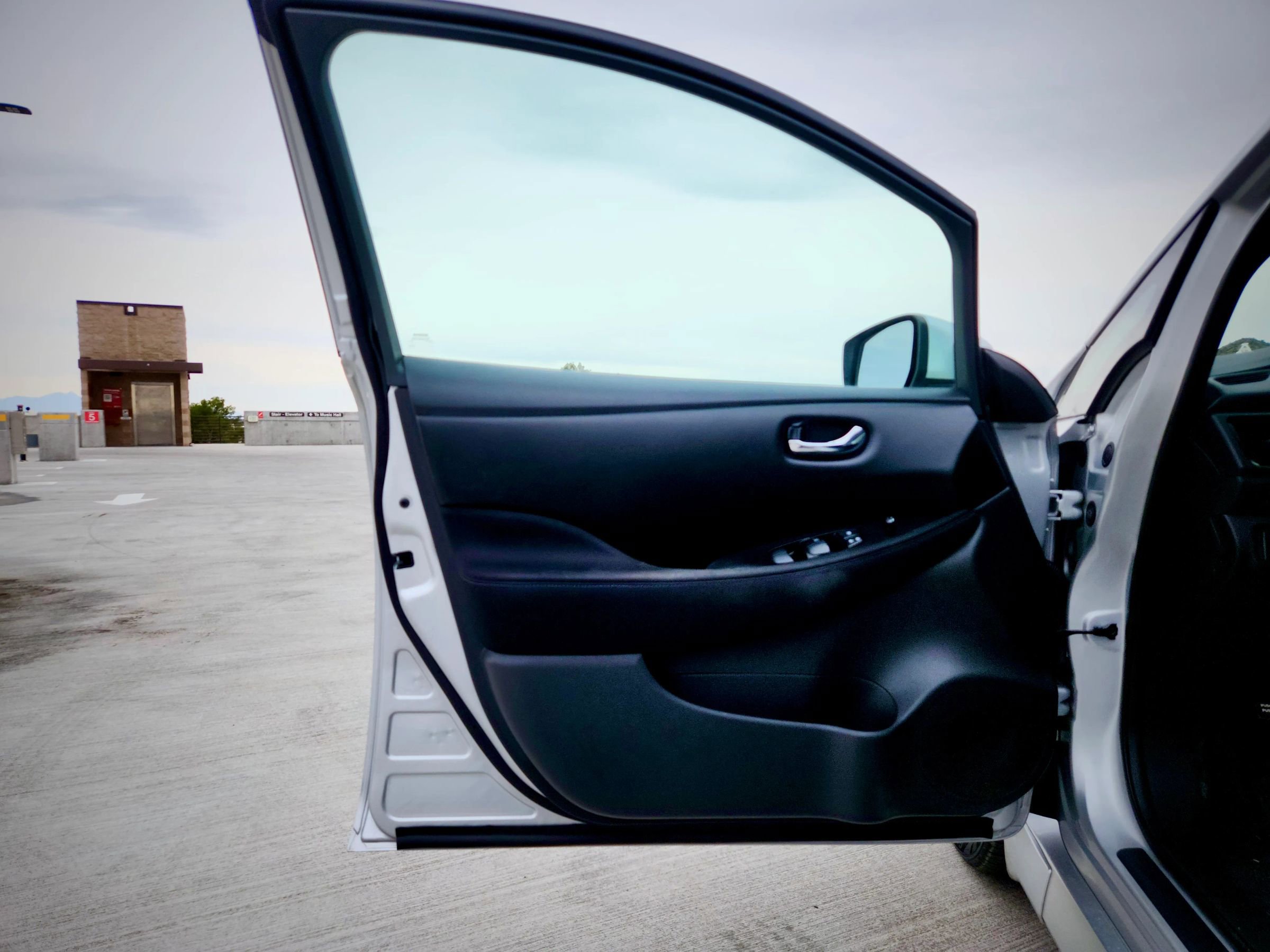 Used 2018 Nissan Leaf SV FWD image 18