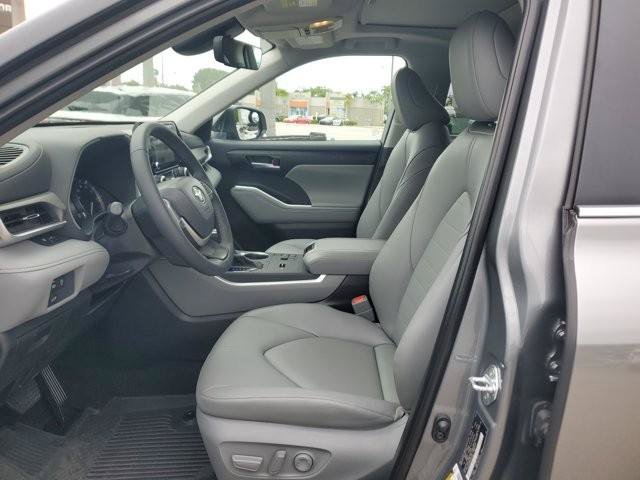 Used 2025 Toyota Highlander XLE FWD image 18