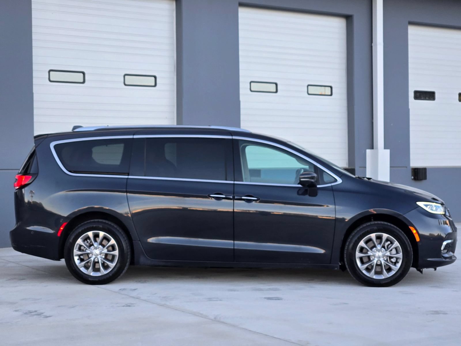 Used 2021 Chrysler Pacifica Touring-L w/ Premium & Safety Sphere Group AWD/4WD image 9