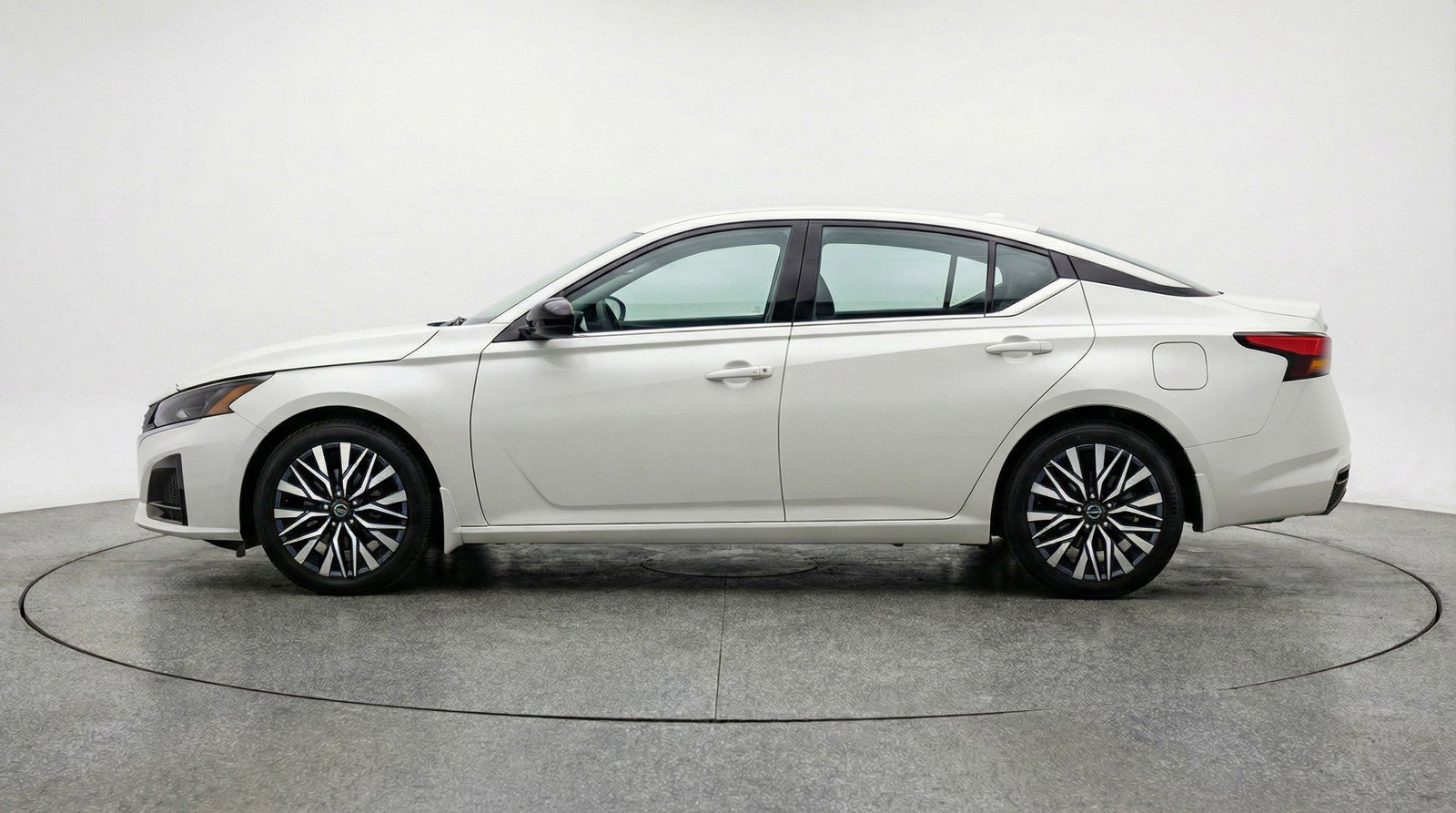 Used 2025 Nissan Altima 2.5 SV FWD image 5