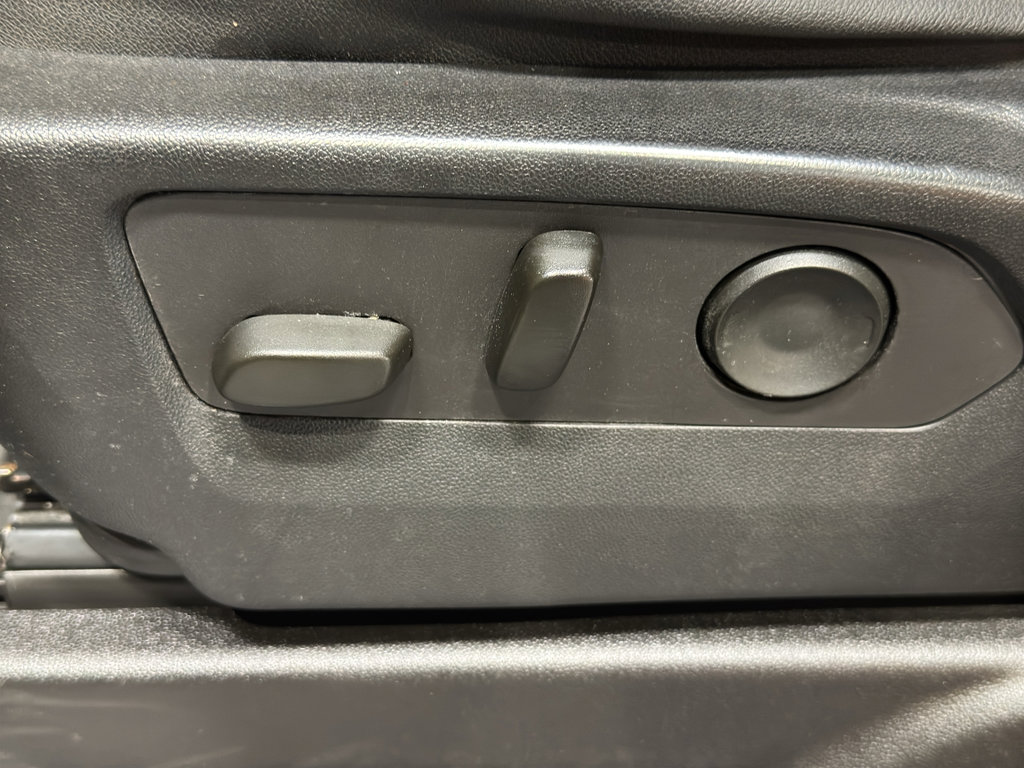 Used 2023 GMC Yukon SLT image 17