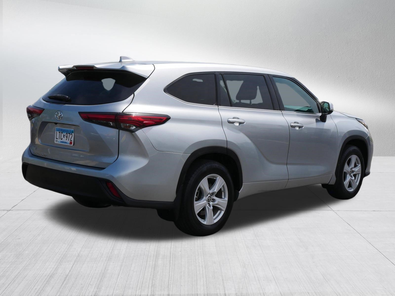 Used 2021 Toyota Highlander LE AWD/4WD image 7