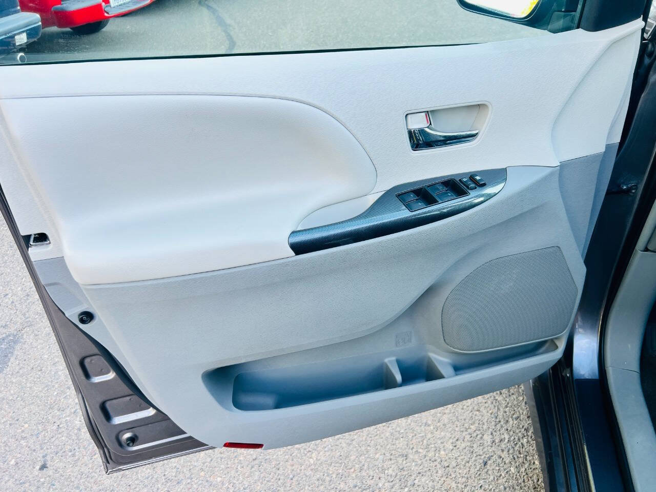 Used 2014 Toyota Sienna SE FWD image 24