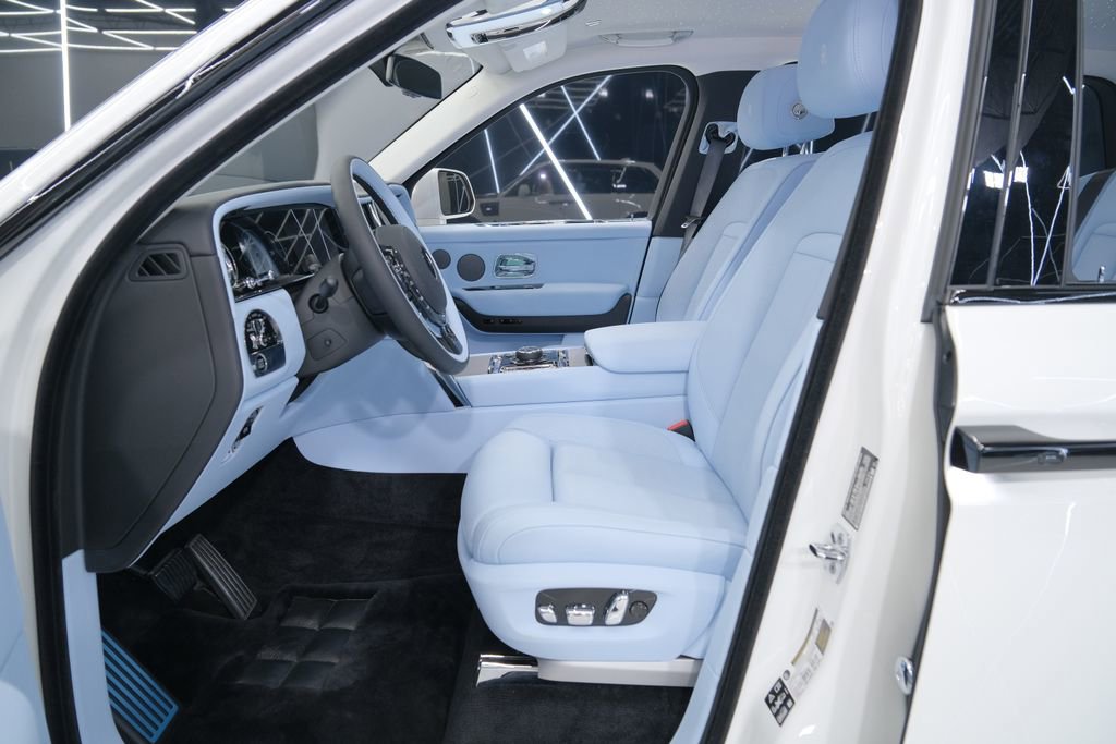 Used 2026 Rolls-Royce Cullinan AWD/4WD image 32