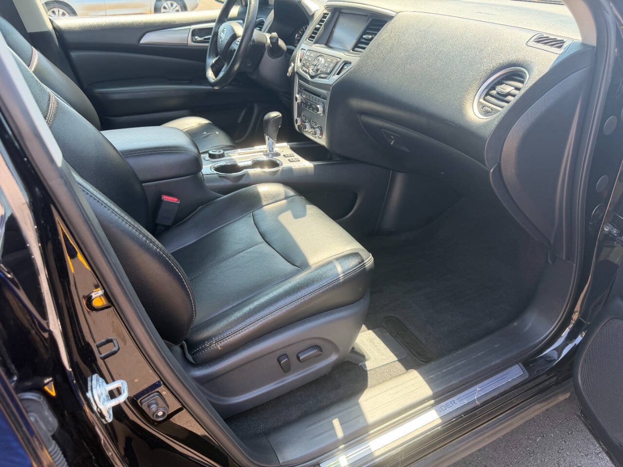 Used 2018 Nissan Pathfinder SL w/ SL Premium Package AWD/4WD image 18