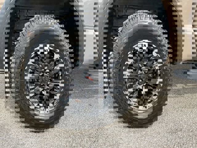 Used 2021 Nissan Titan PRO-4X w/ Pro-4x Convenience Package image 12