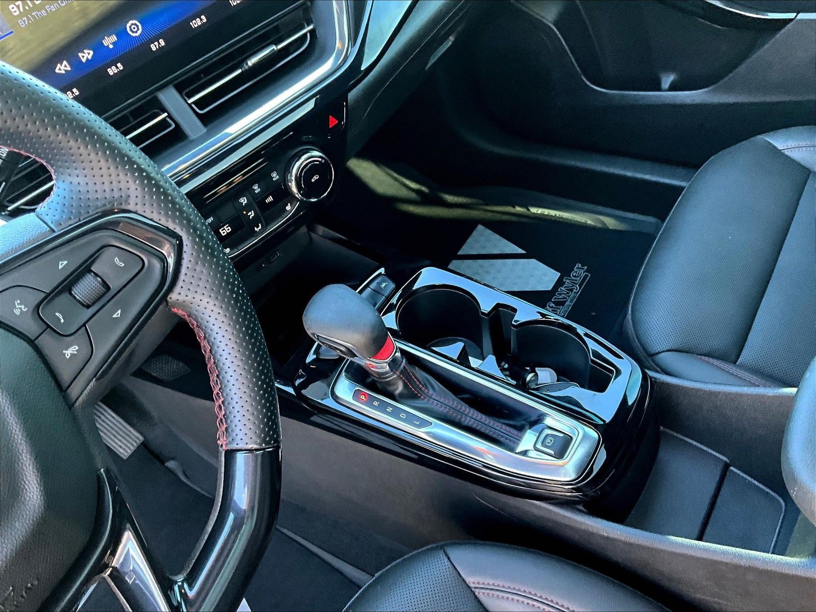 Used 2024 Chevrolet Trax RS w/ Sunroof Package FWD image 17