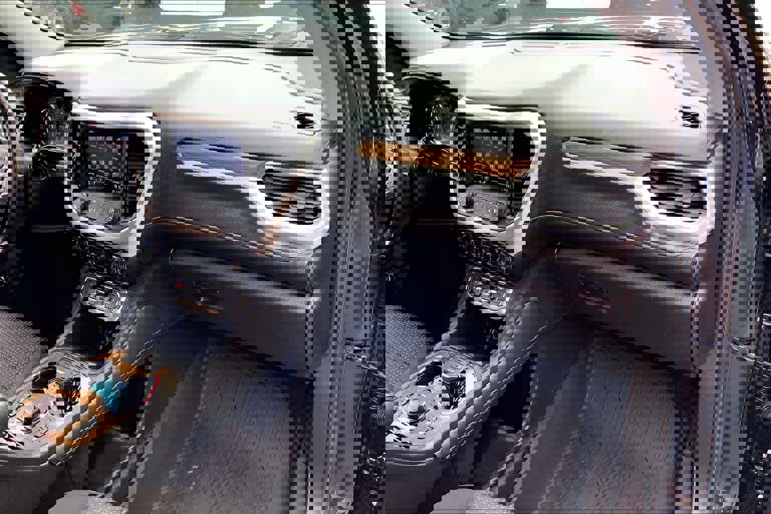 Used 2021 GMC Acadia SLE w/ Driver Convenience Package FWD image 17