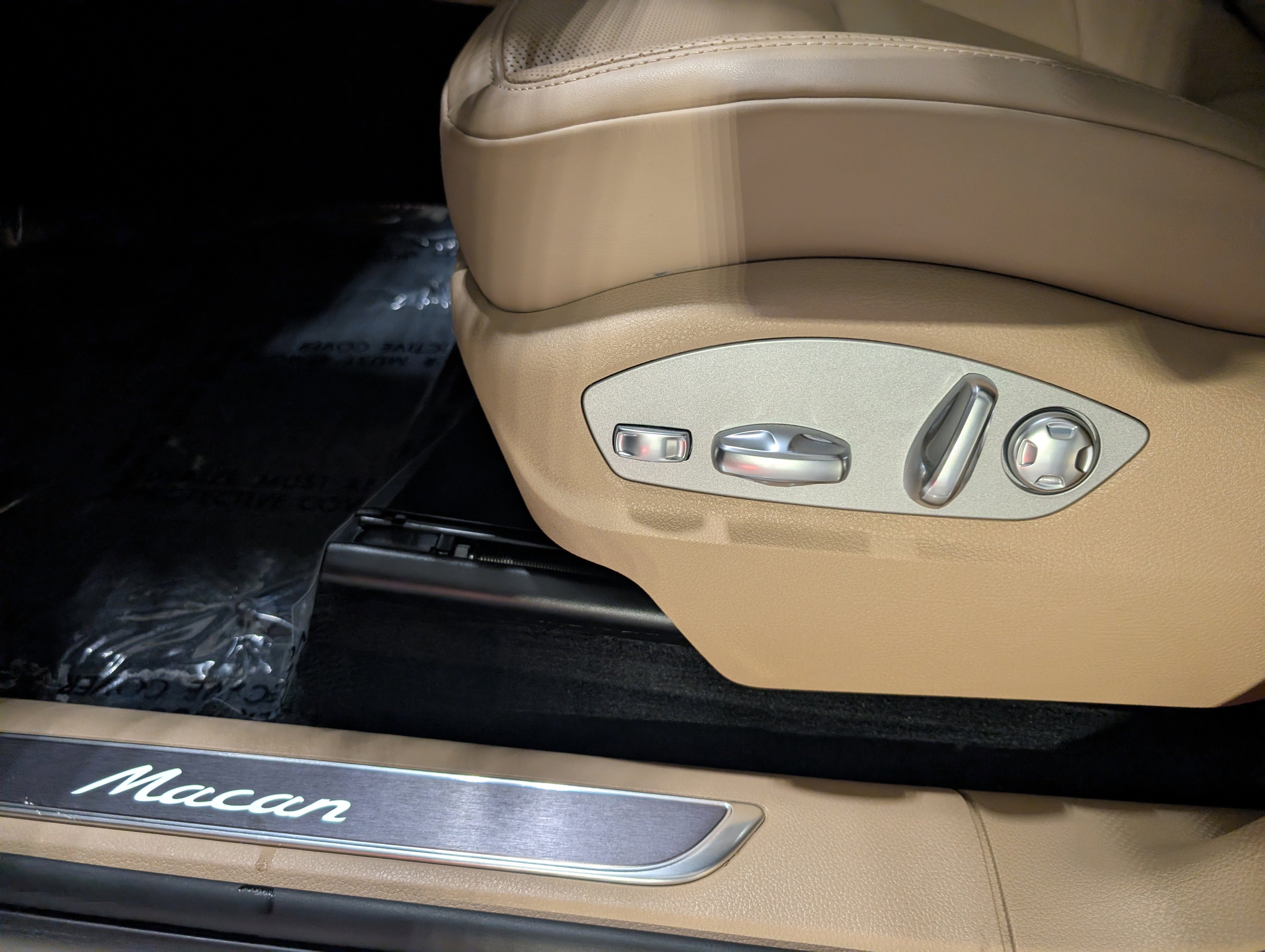 Certified 2025 Porsche Macan image 17