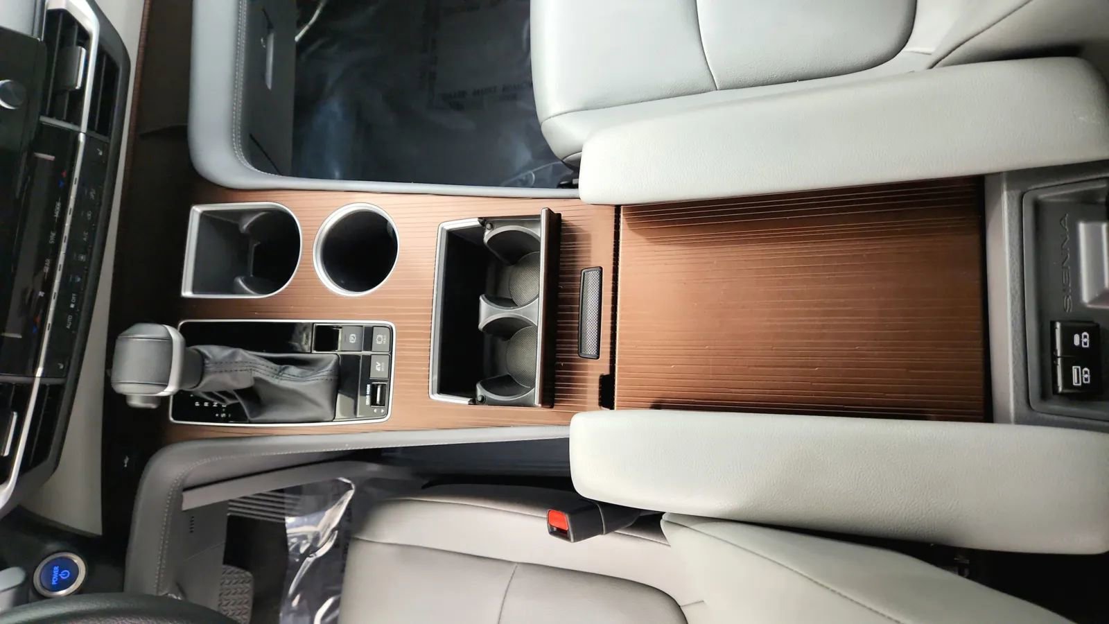 Used 2024 Toyota Sienna XLE image 34