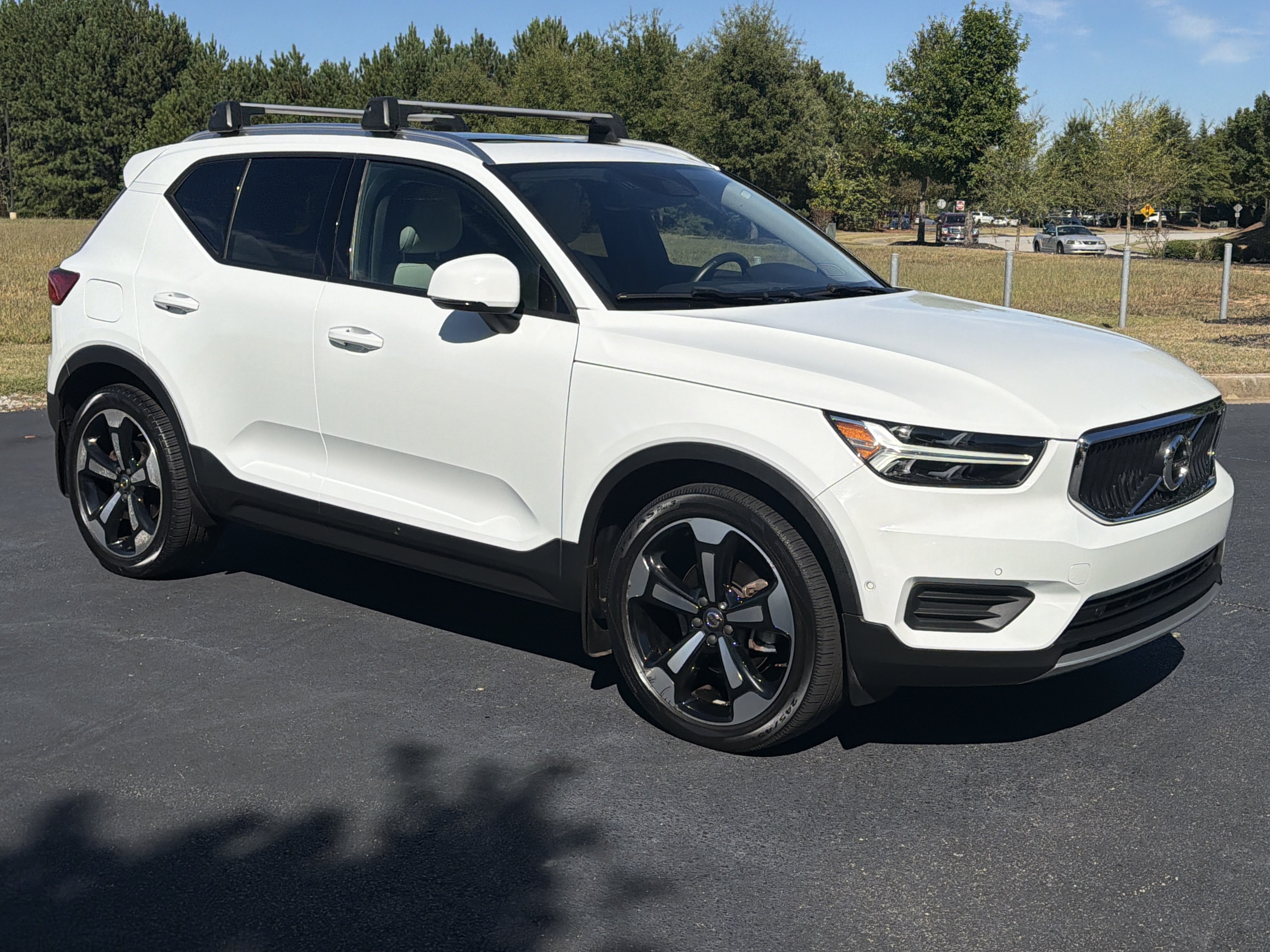 Used 2019 Volvo XC40 T4 Momentum FWD image 2
