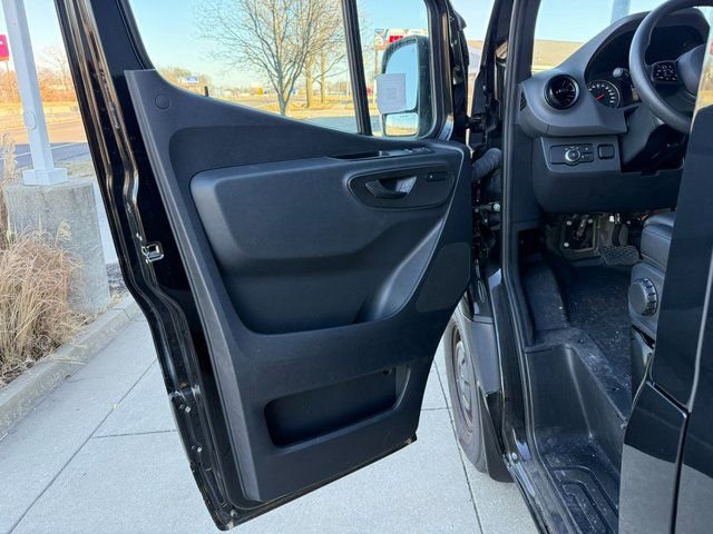 Used 2024 Mercedes-Benz Sprinter 2500 image 9