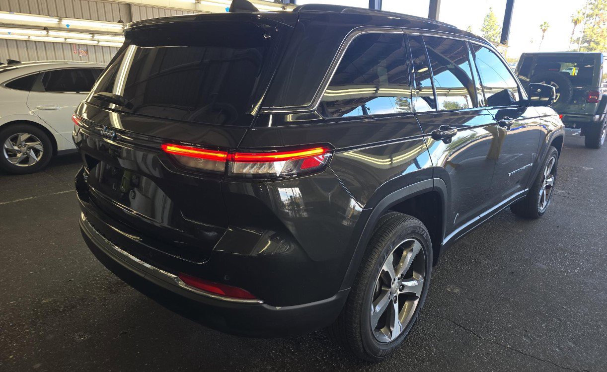 Used 2023 Jeep Grand Cherokee 4WD 4xe image 4