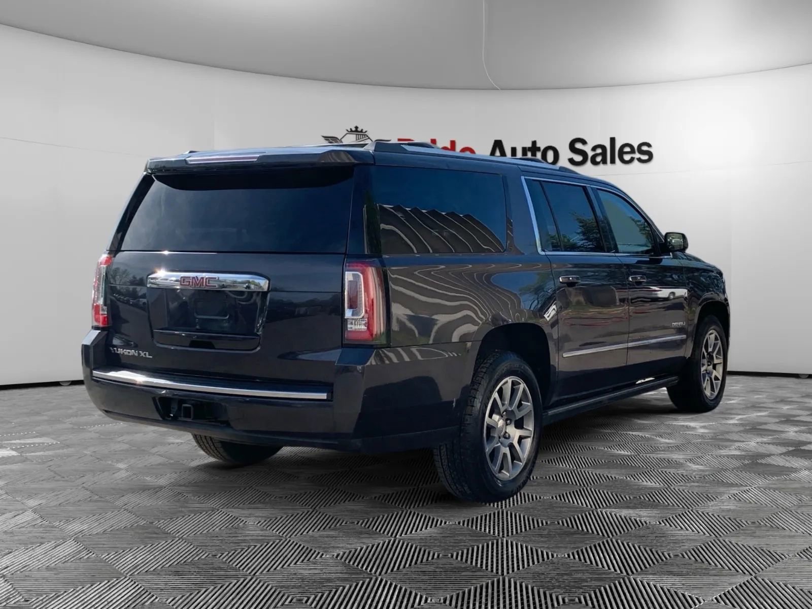 Used 2015 GMC Yukon XL Denali w/ Premium Package AWD/4WD image 8