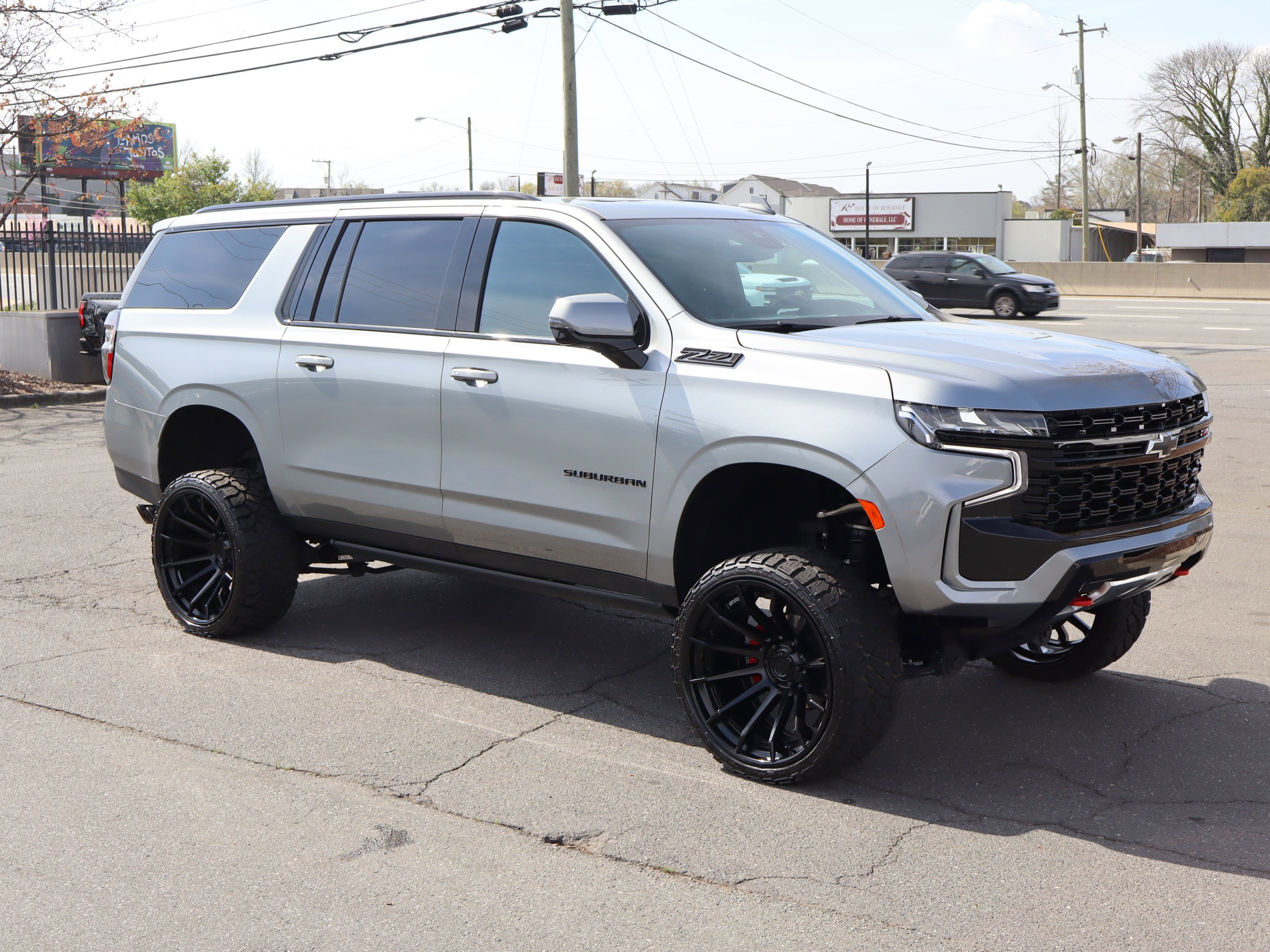 Used 2024 Chevrolet Suburban Z71 w/ Luxury Package image 2