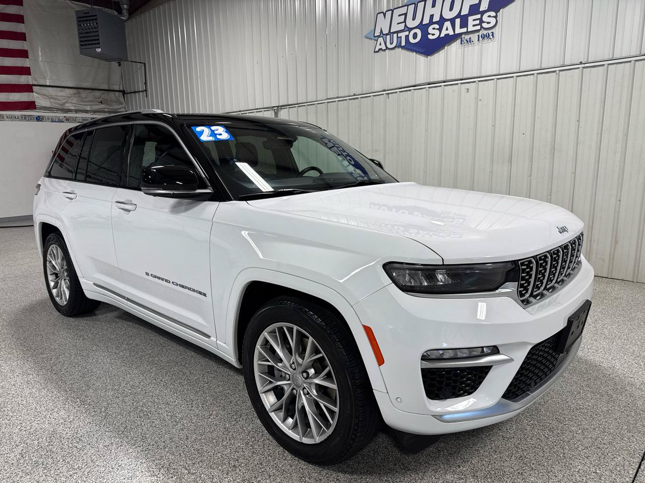 Used 2023 Jeep Grand Cherokee Summit w/ Luxury Tech Group V AWD/4WD image 2