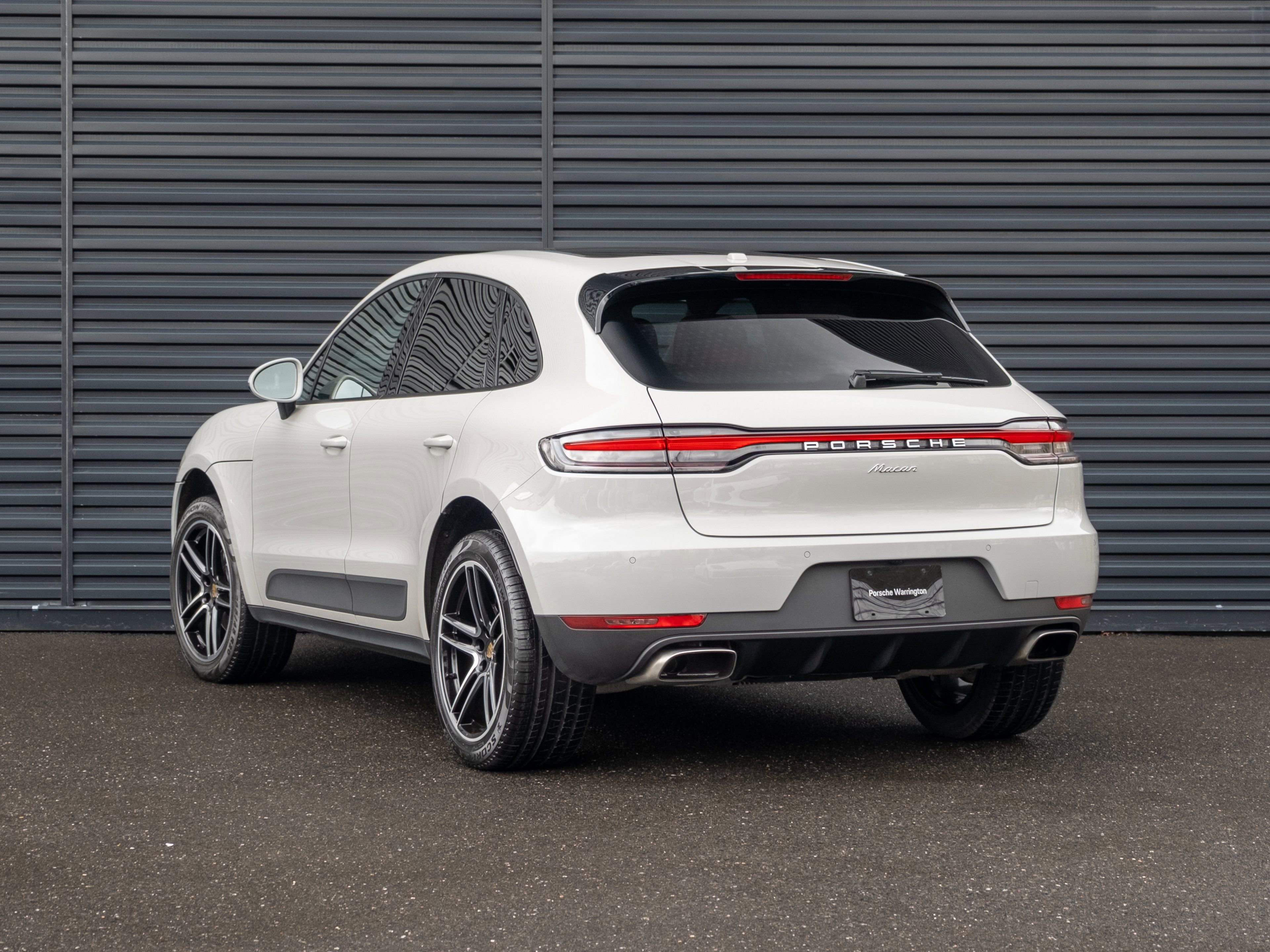 Certified 2021 Porsche Macan image 3