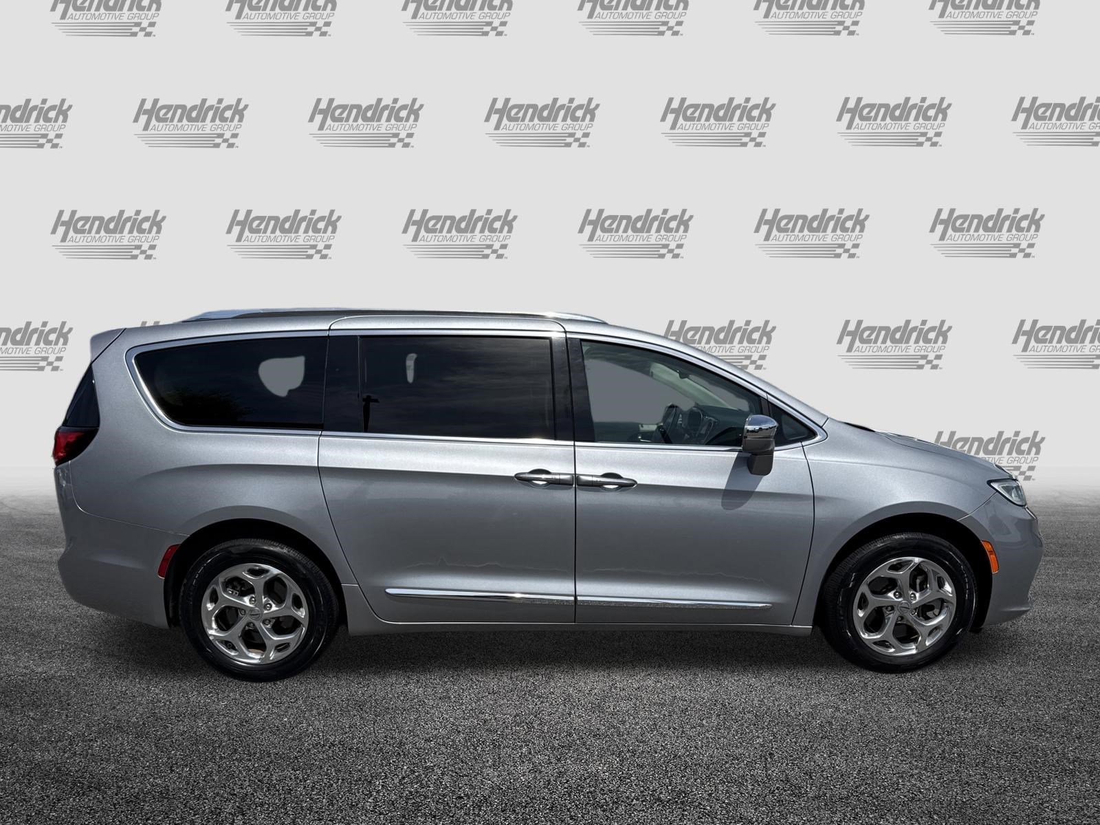 Used 2021 Chrysler Pacifica Limited AWD/4WD image 11