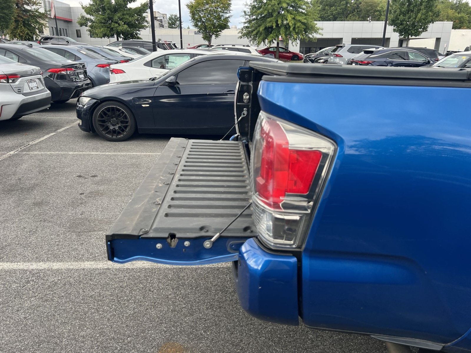 Used 2016 Toyota Tacoma Limited w/ Towing Package AWD/4WD image 25