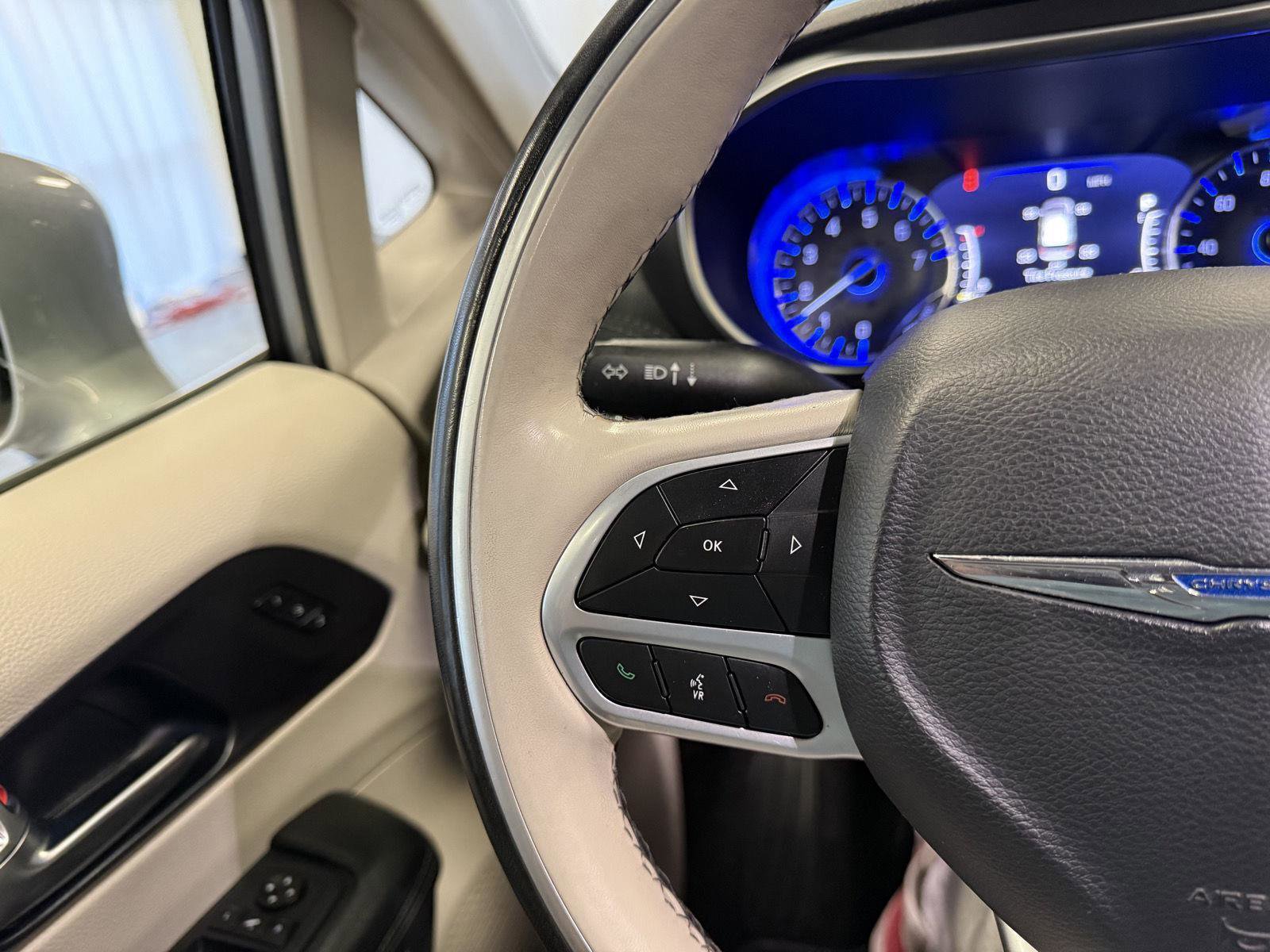 Used 2020 Chrysler Pacifica Limited image 11