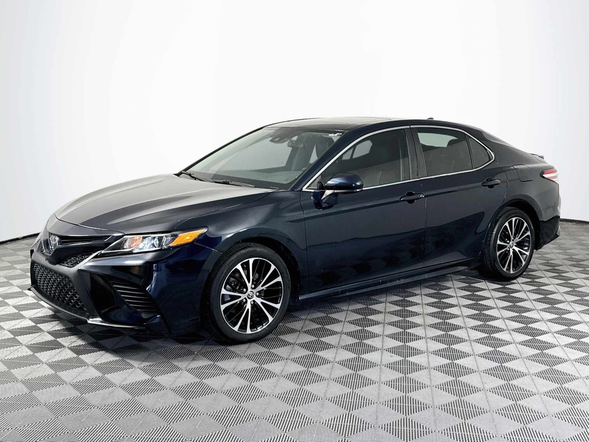 Used 2020 Toyota Camry SE FWD image 4