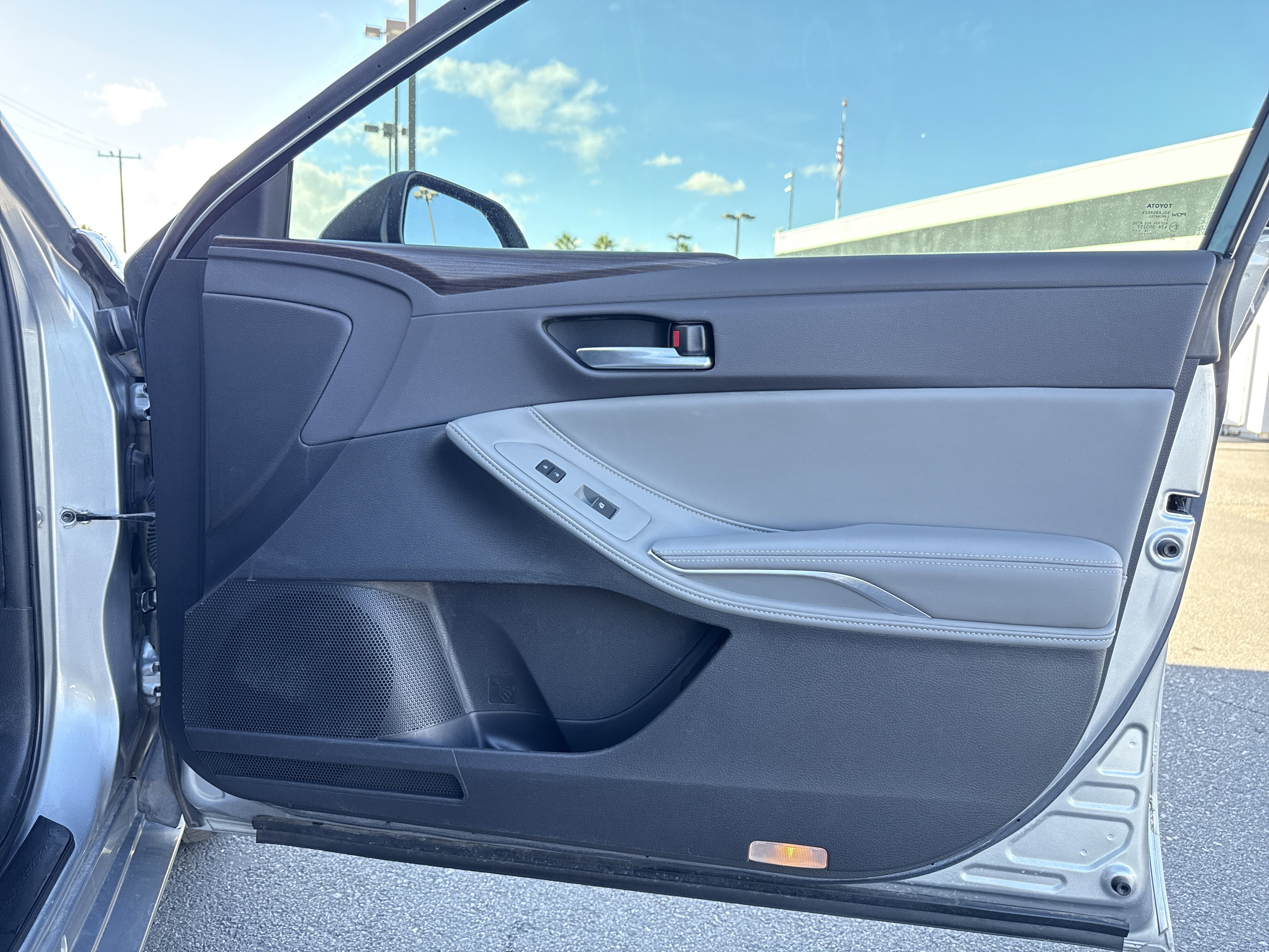 Used 2019 Toyota Avalon XLE image 8