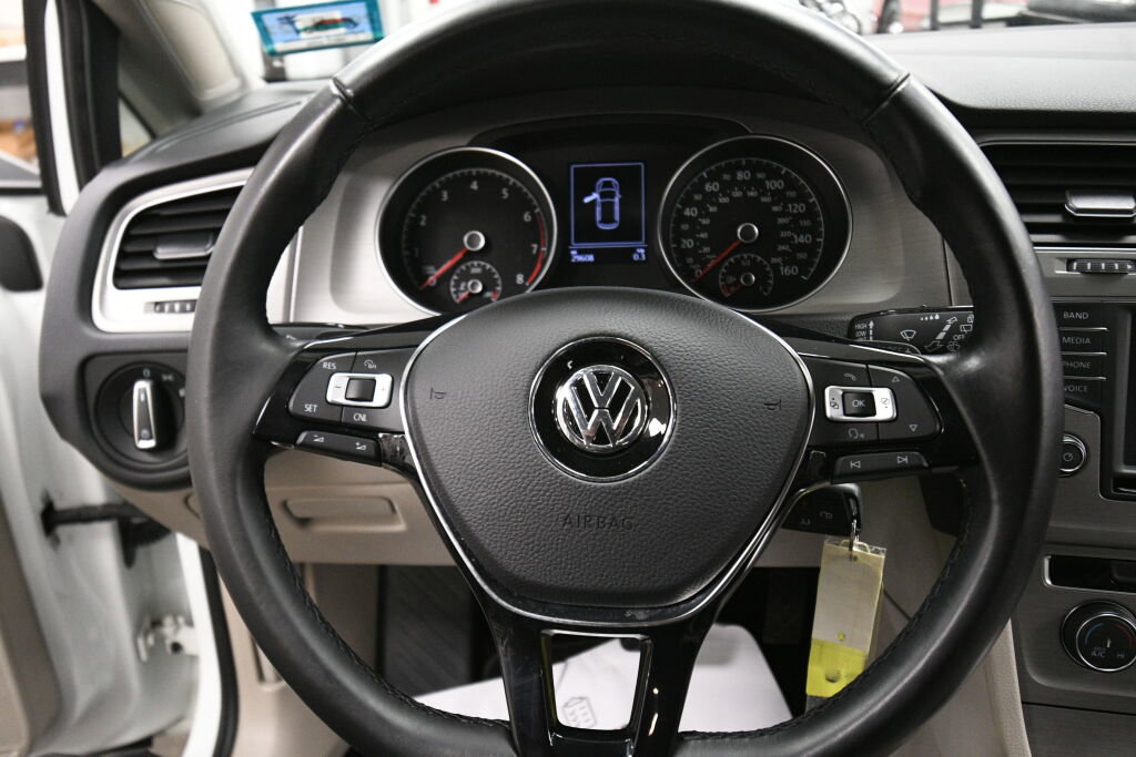 Used 2017 Volkswagen Golf S image 13