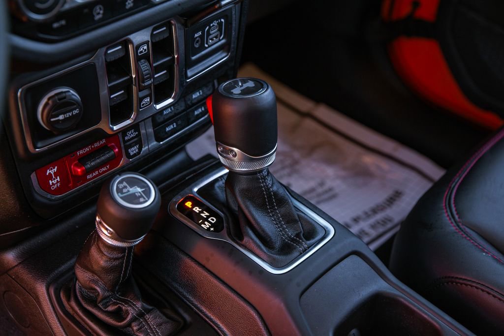 Used 2025 Jeep Wrangler Rubicon w/ Convenience Group image 14