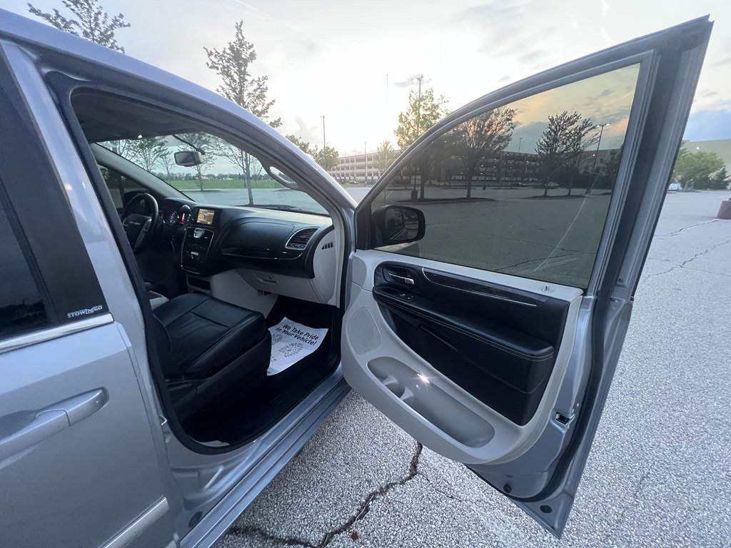 Used 2014 Chrysler Town & Country Touring FWD image 10