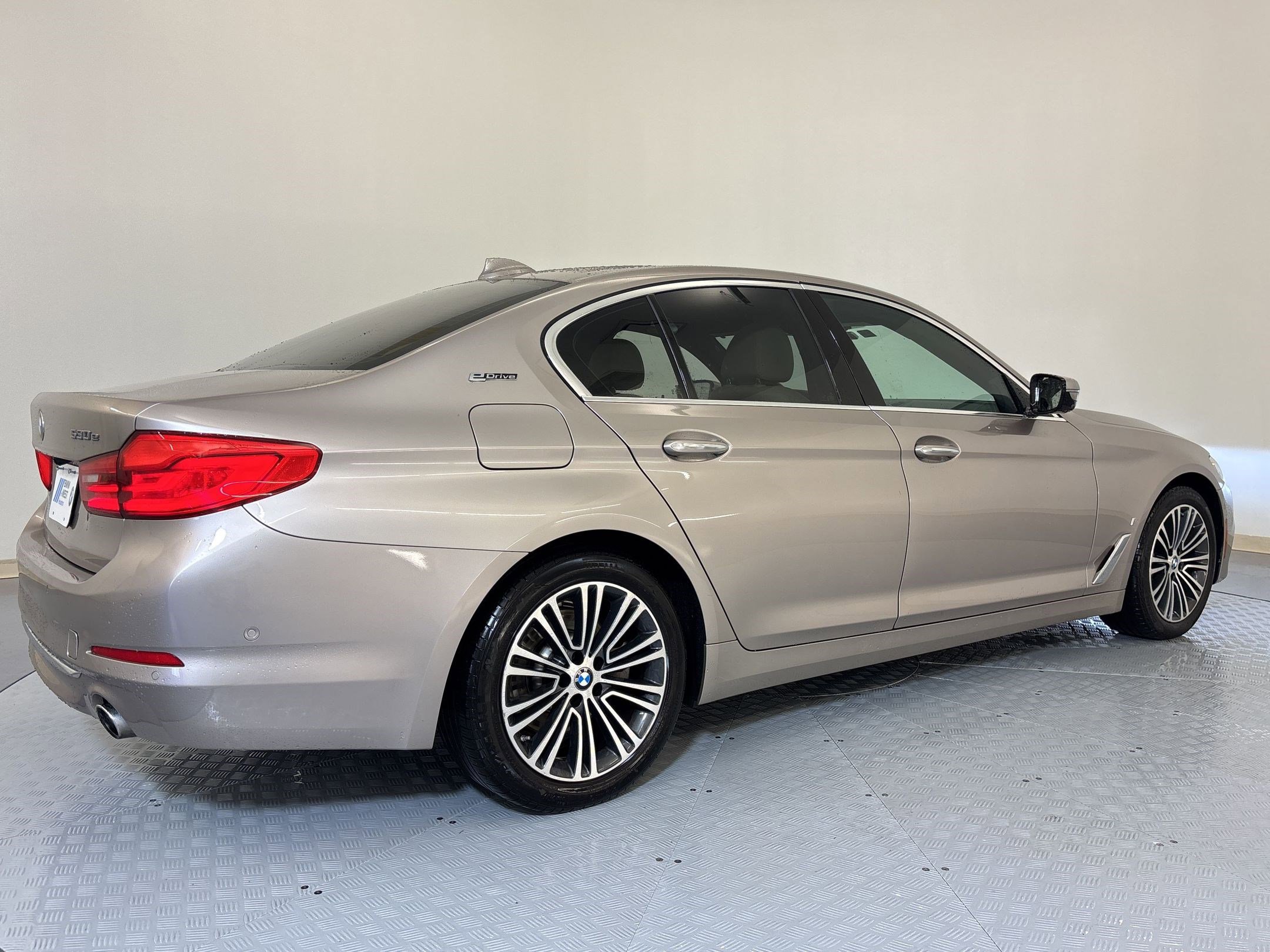 Used 2018 BMW 530e w/ Premium Package 2 RWD image 9