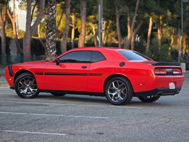 Used 2016 Dodge Challenger SXT w/ Driver Convenience Group RWD image 19