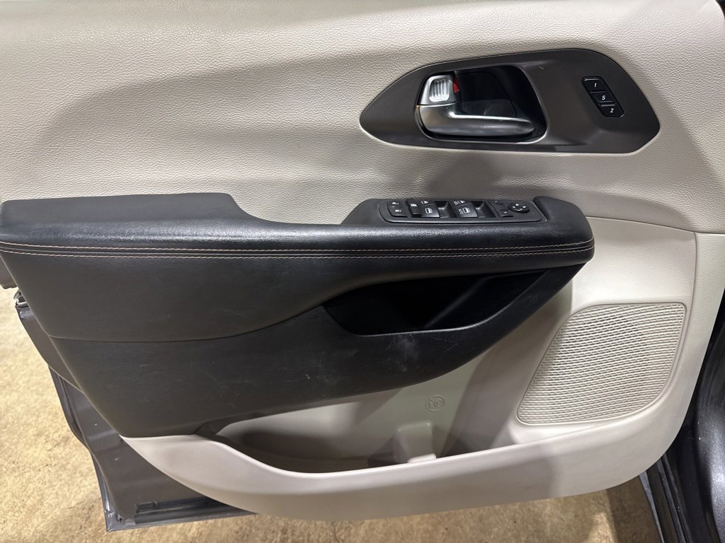 Used 2020 Chrysler Pacifica Touring-L image 14