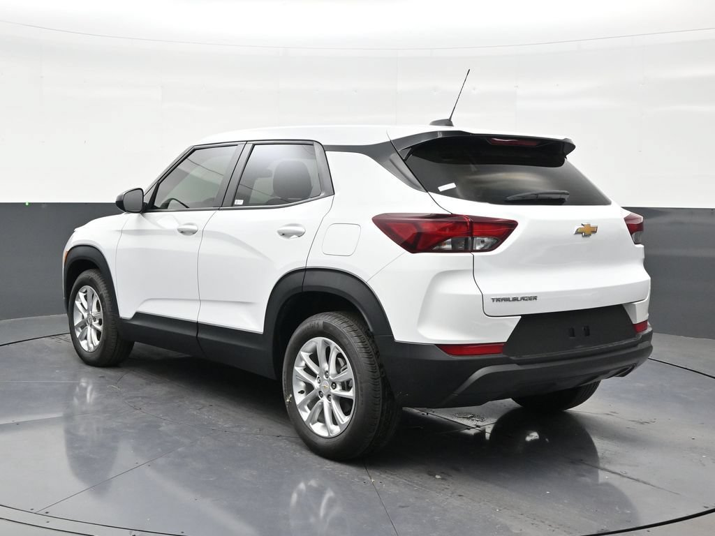 Used 2025 Chevrolet TrailBlazer LS FWD image 3