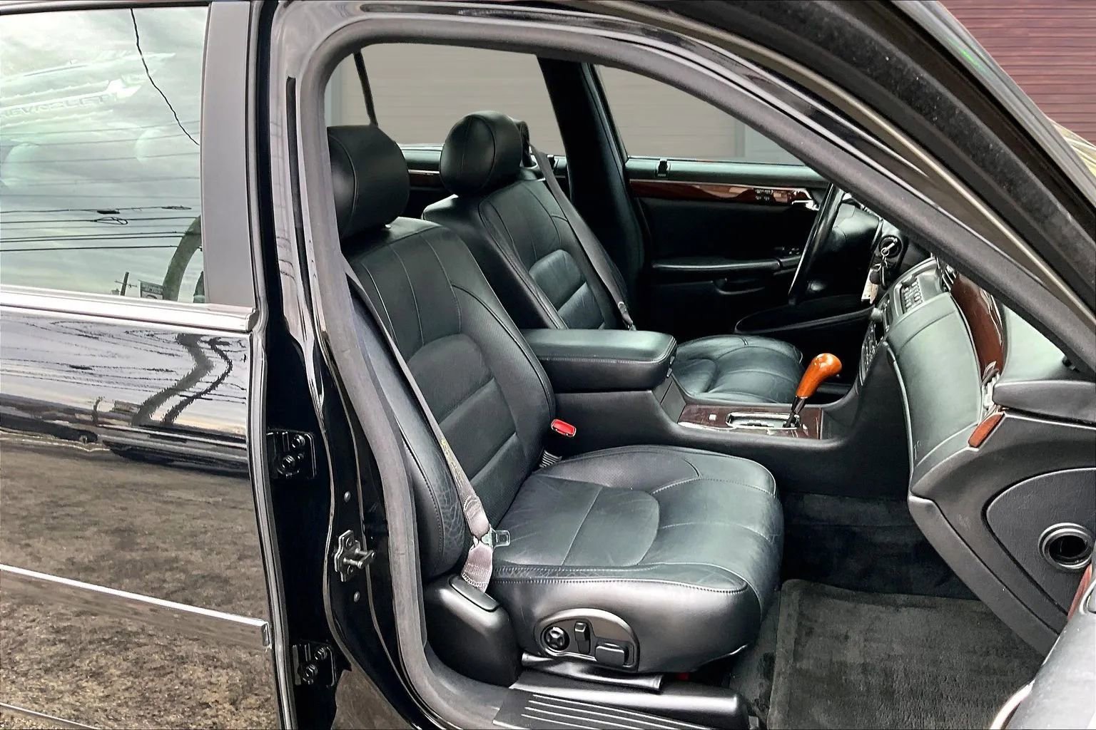 Used 2002 Cadillac De Ville DTS w/ Premium Equipment Pkg image 6