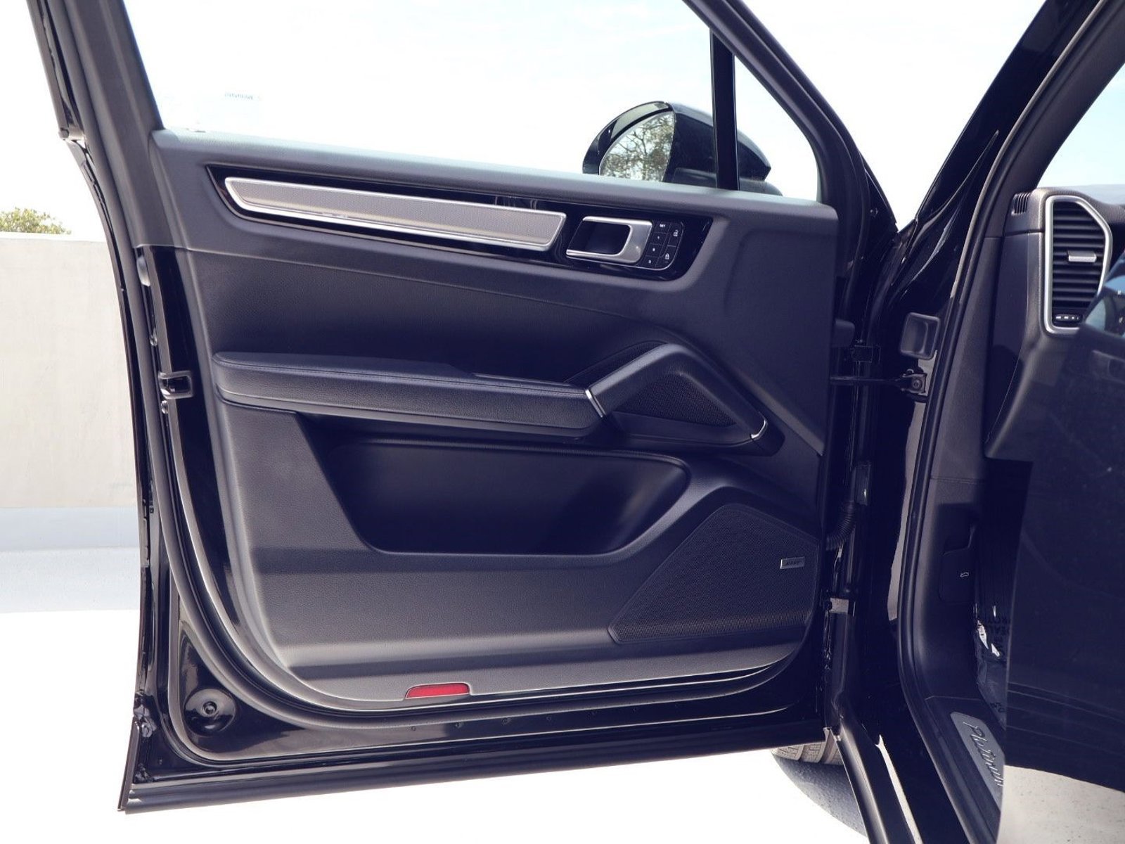 Certified 2023 Porsche Cayenne Platinum Edition image 13