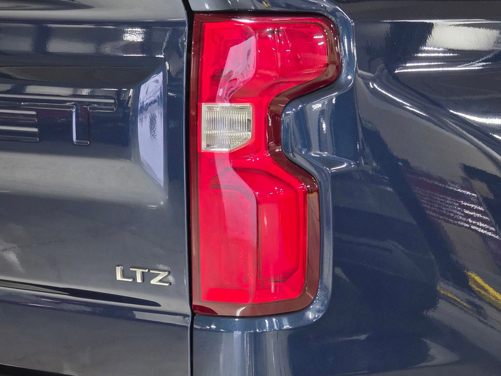 Used 2019 Chevrolet Silverado 1500 LTZ w/ LTZ Convenience Package AWD/4WD image 12