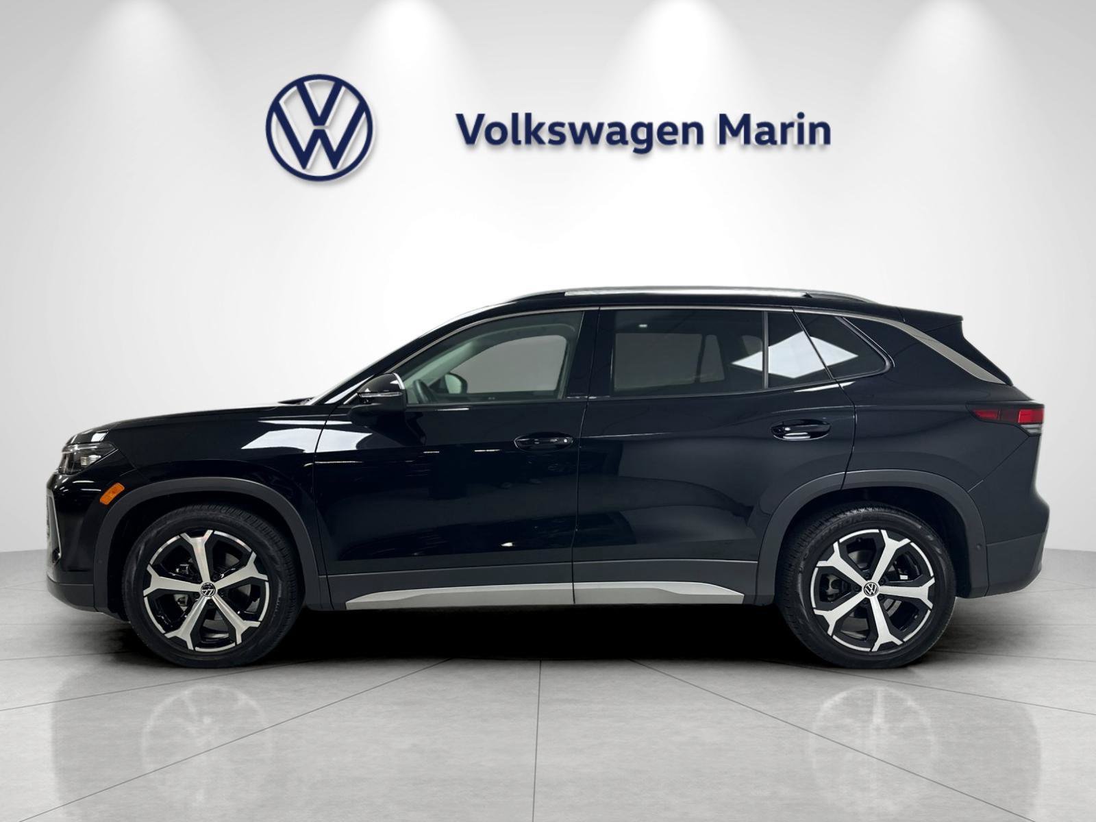 Used 2025 Volkswagen Tiguan SE w/ Panoramic Sunroof Package FWD image 2
