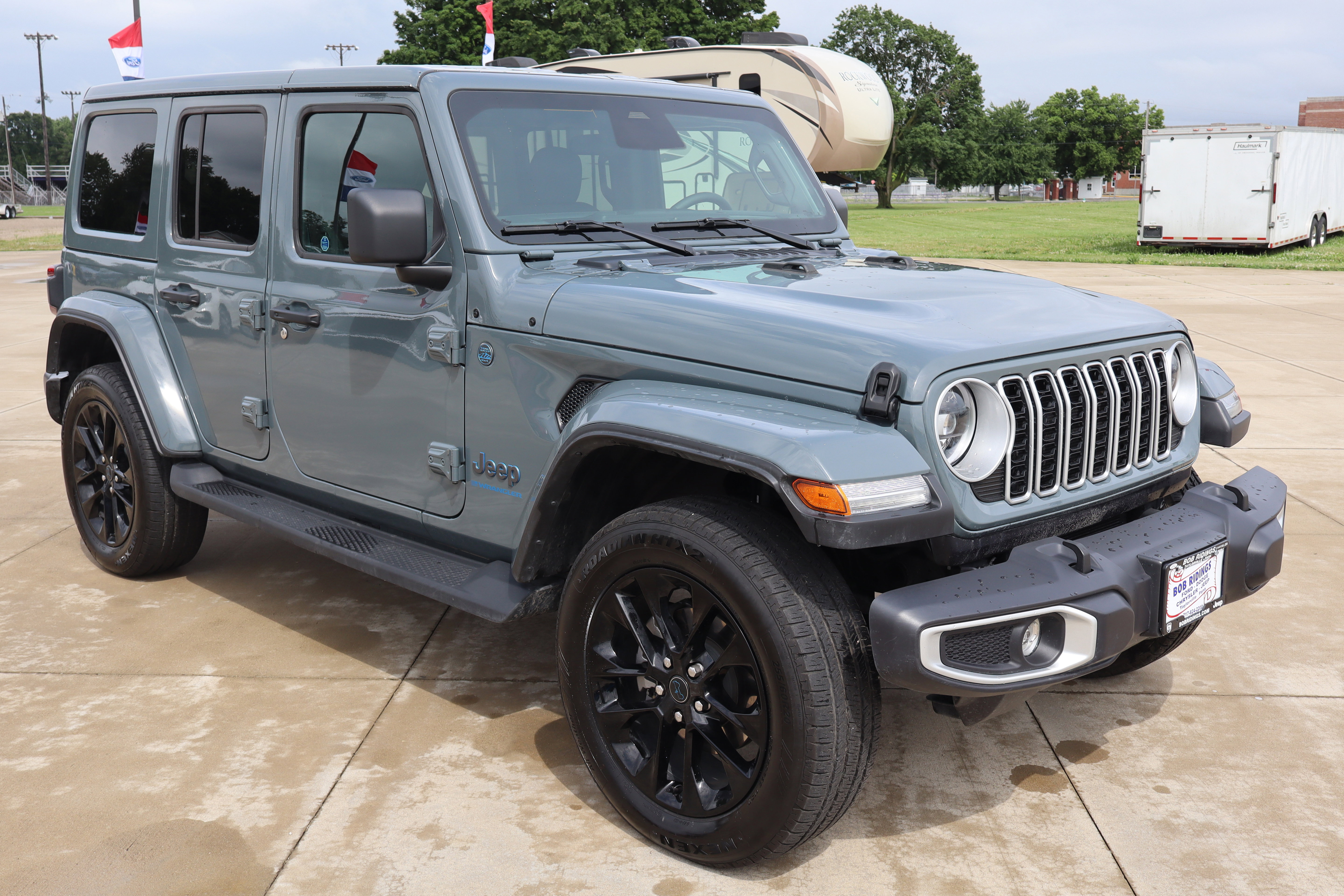 Used 2025 Jeep Wrangler Unlimited Sahara AWD/4WD image 3