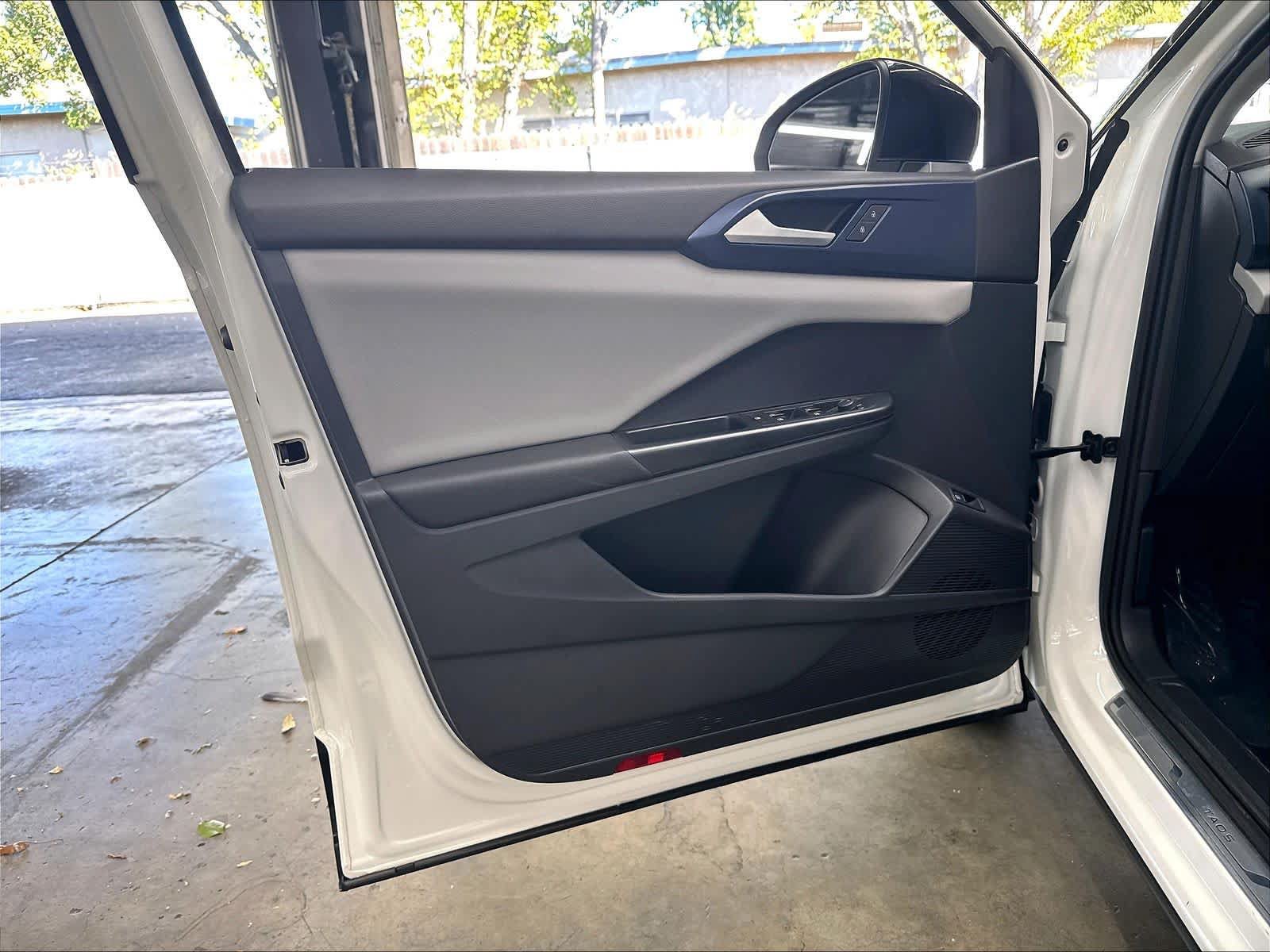 Used 2023 Volkswagen Taos SE w/ Panoramic Sunroof Package FWD image 23