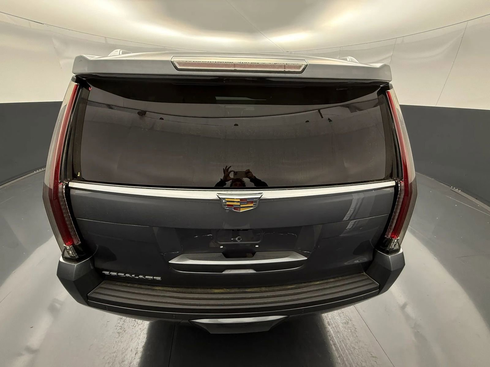 Used 2018 Cadillac Escalade ESV Platinum AWD/4WD image 4