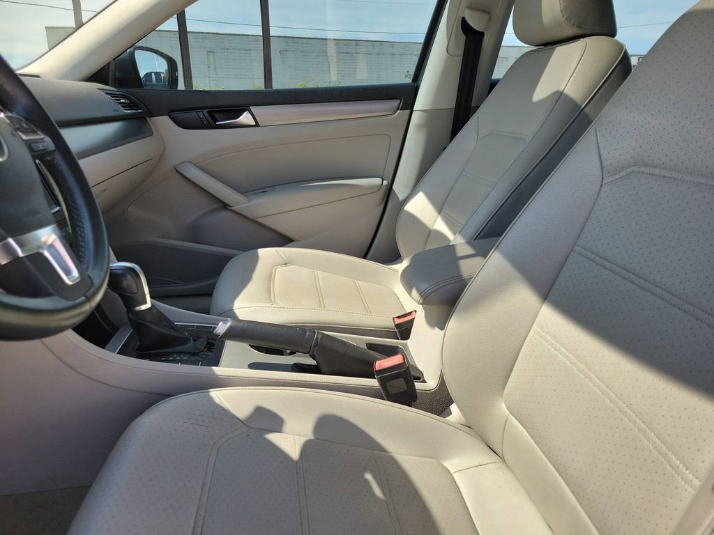 Used 2014 Volkswagen Passat TDI SE FWD image 17