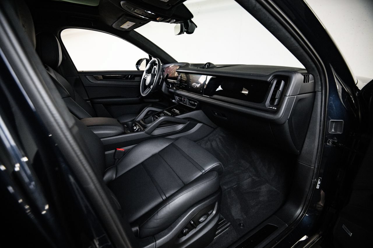 Certified 2025 Porsche Cayenne GTS AWD/4WD image 28