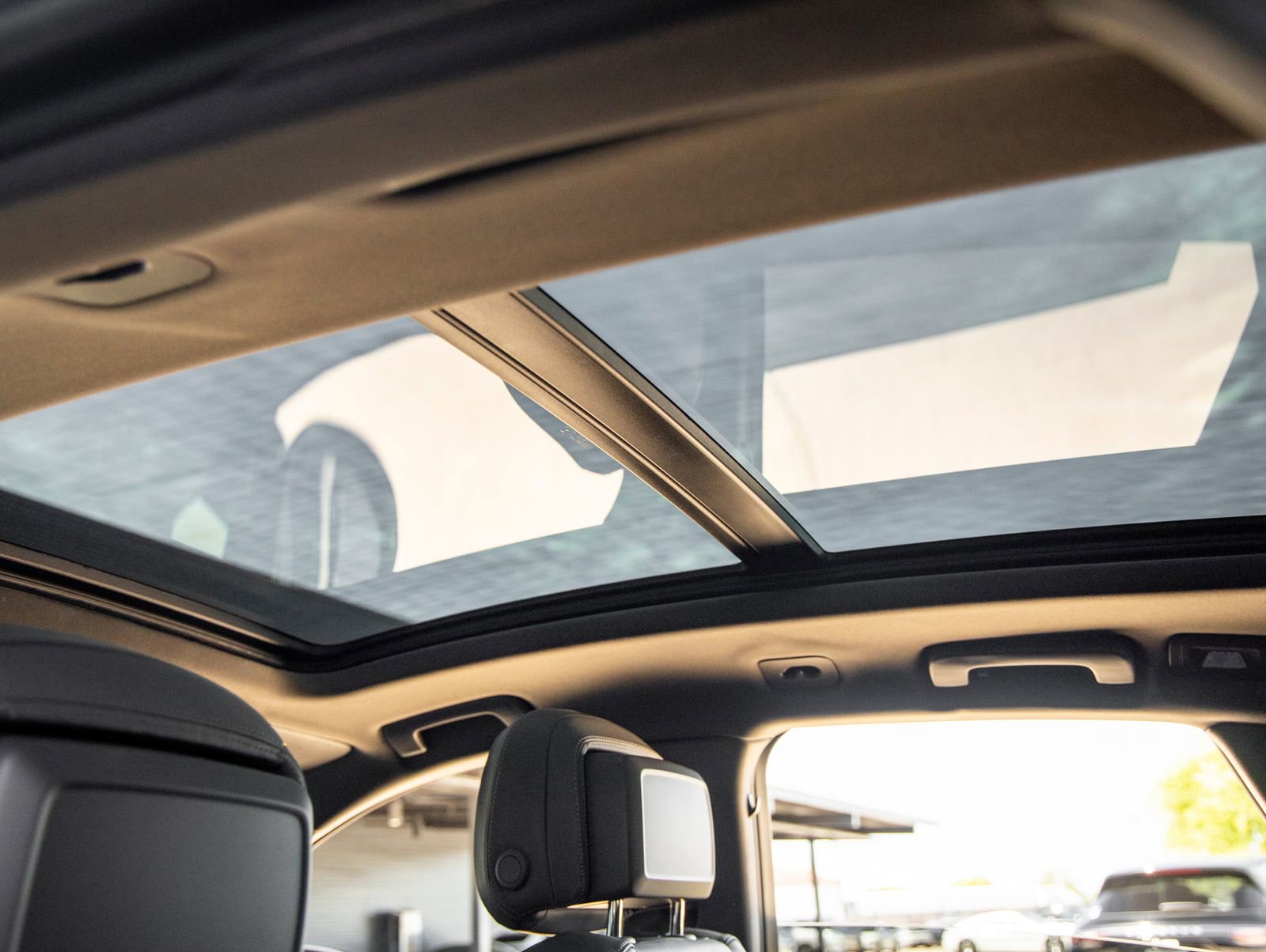 Certified 2022 Porsche Macan AWD/4WD image 26
